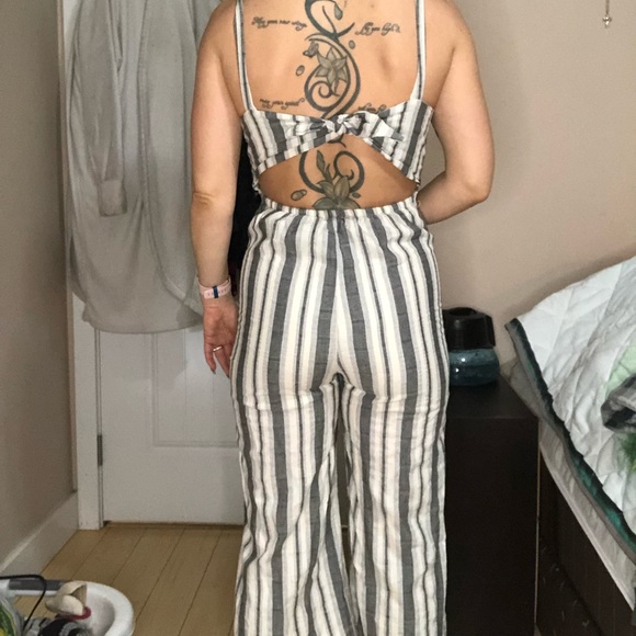 Urban romantics backless jumpsuit - Picture 3 of 3